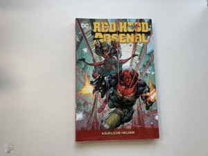 Red Hood / Arsenal Megaband 1: Käufliche Helden